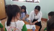 Hình ảnh các bác sĩ khám sức khỏe cho trẻ