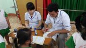Hình ảnh các bác sĩ khám sức khỏe cho trẻ
