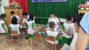 Hình ảnh các bác sĩ khám sức khỏe cho trẻ