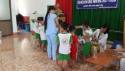 Hình ảnh các bác sĩ khám sức khỏe cho trẻ