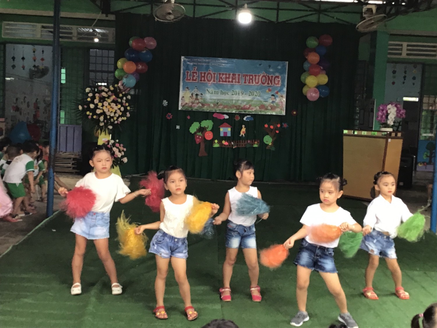 Lớp lá 1 múa 