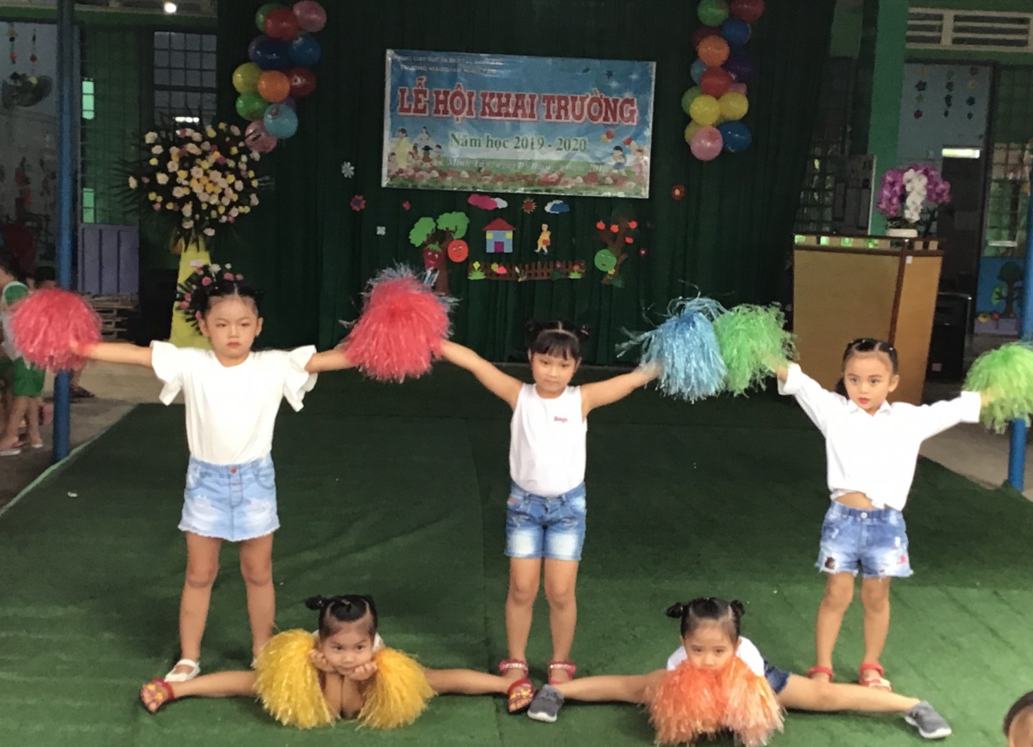 Lớp lá 1 múa bài 'La la la'
