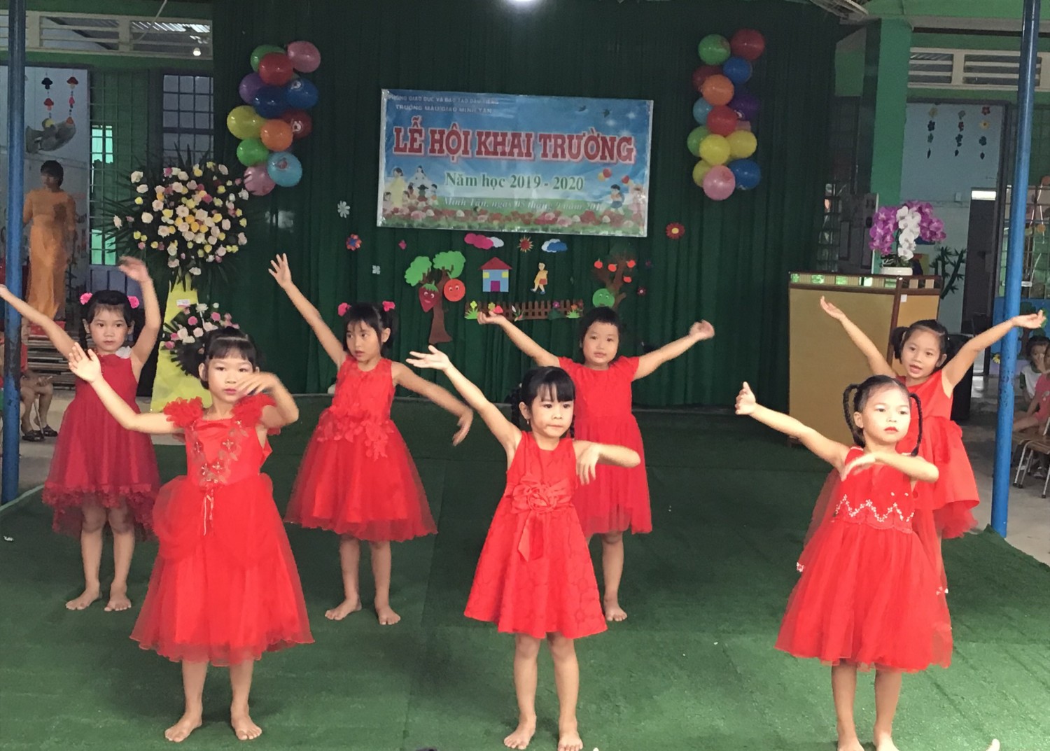 Lớp lá 2 múa