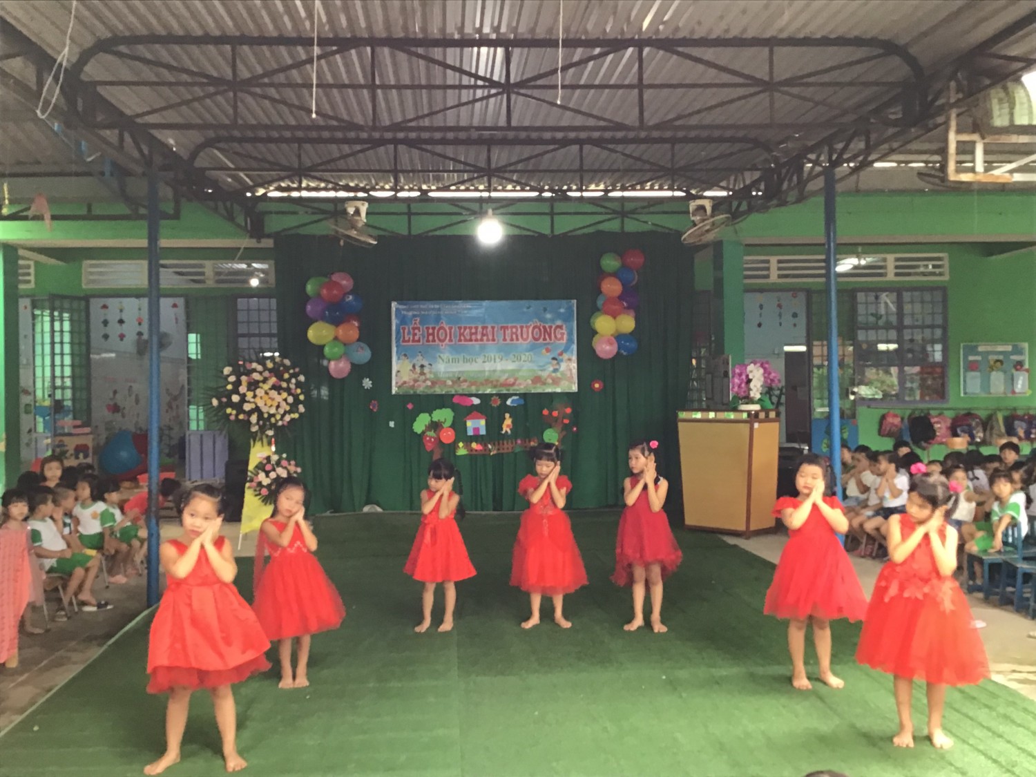 Tiết mục múa lá 2