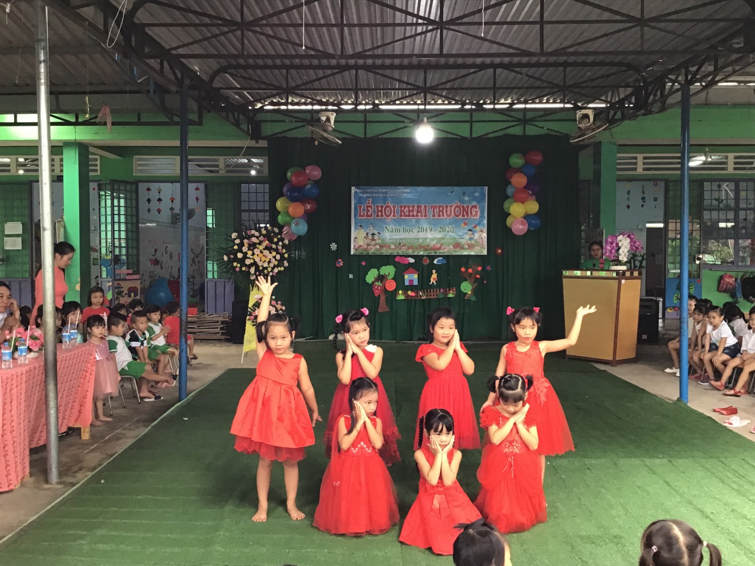 Tiết mục múa lá 2