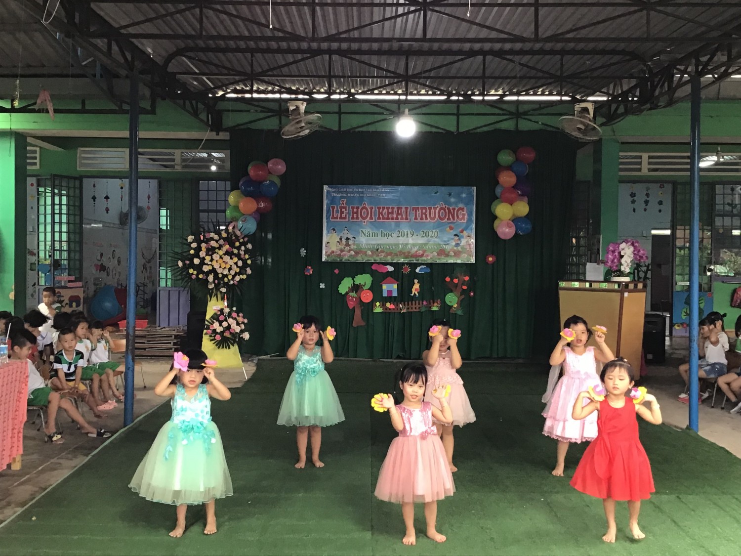 Bài múa Lớp chồi 2 ' Ngày đầu tiên đi học'