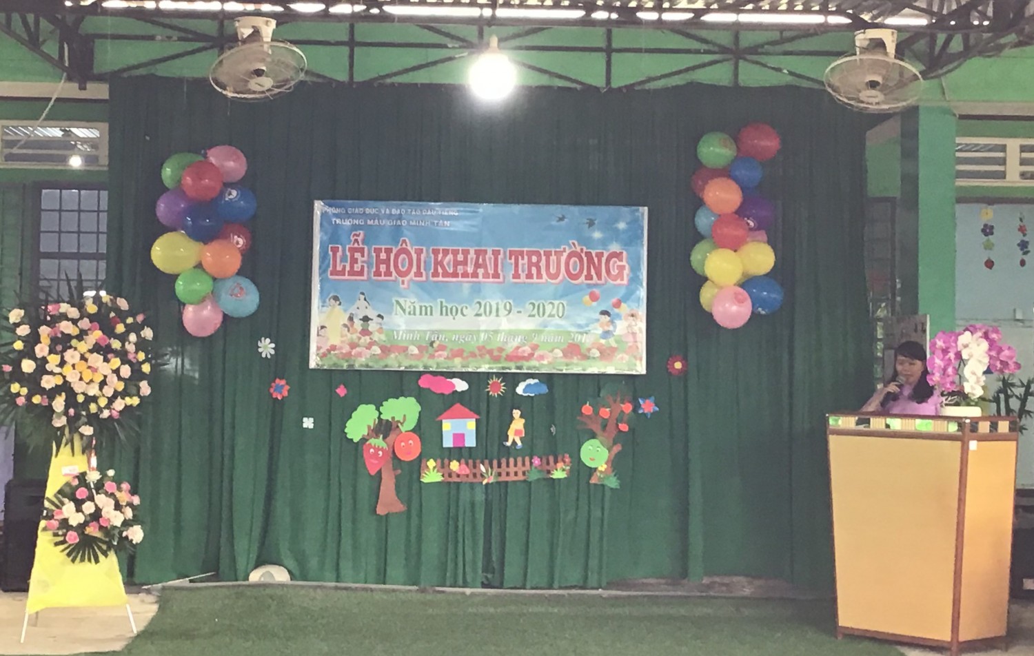 Nguyễn Thị Hòa - Bí thư chi bộ, Hiệu trưởng nhà trường lên đọc diễn văn khai giảng 