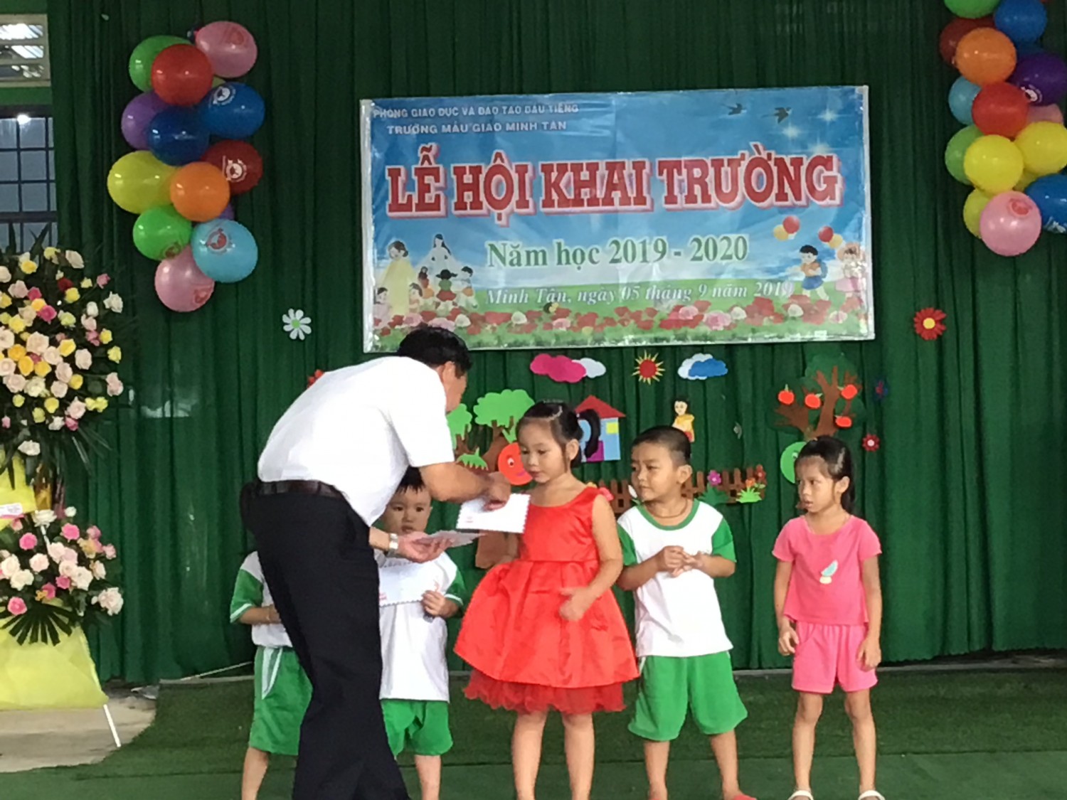 Tặng quà cho các em có hoàn cảnh khó khăn