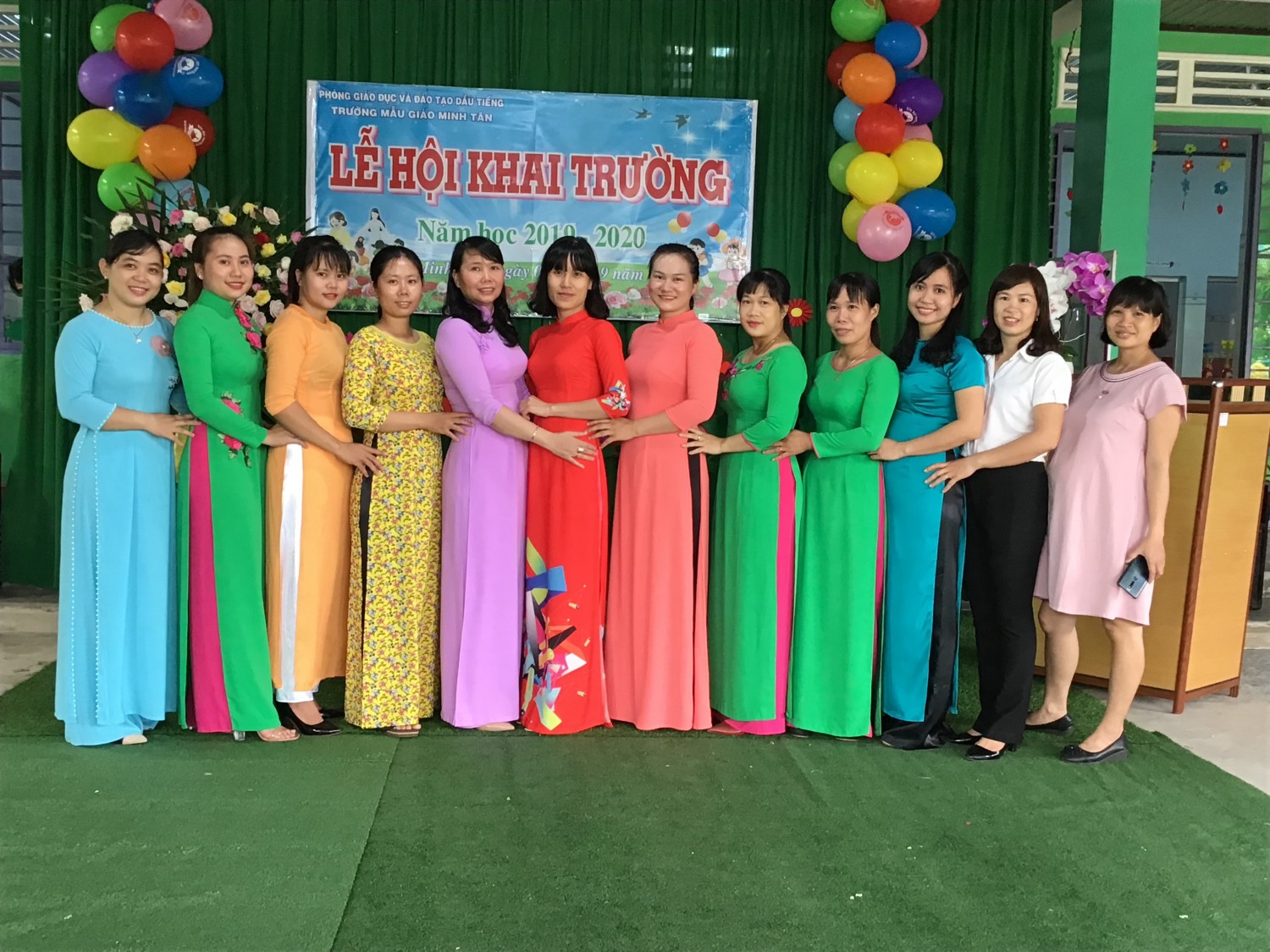 Hình ảnh GV, CNV nhà trường