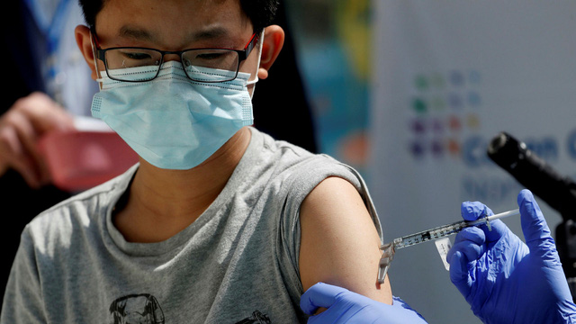 Bộ Y tế cho biết đang tích cực chuẩn bị tiêm vaccine phòng COVID-19 cho trẻ từ 5 -11 tuổi và sẽ triển khai theo khuyến cáo về mặt khoa học bảo đảm an toàn, hiệu quả.
